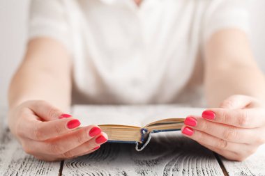 Bir kitap okuma bir masada oturan kadın