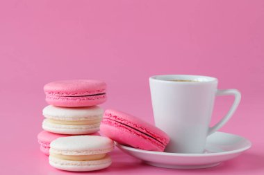 Kahve fincanı ile pembe acıbadem kurabiyesi kümesi