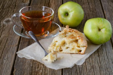 elmalı turta charlotte, yeşil sulu elma ve bir fincan te parça