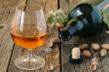 Bardak brendi veya konyak eski meşe ahşap tablo