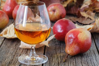 Sangria içki cam ahşap arka plan üzerinde