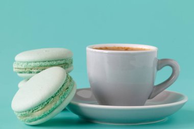 Fransız macarons Kupası Akuamarin arka plan üzerinde. Tonlu görüntü