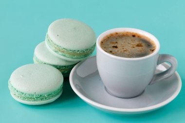 Fransız macarons ve Akuamarin arka plan üzerinde kahve fincanı