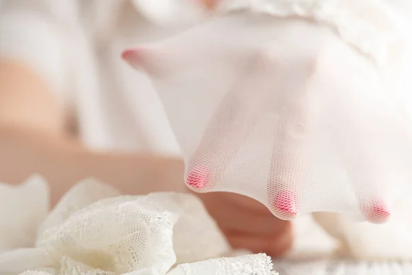 Vrouw zitten en testen op hand witte panty 's — Stockfoto