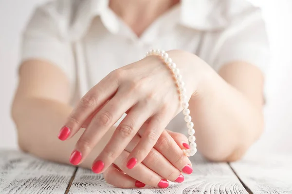 Imagen de uñas hermosas y dedos de mujer — Foto de Stock
