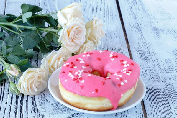 Desayuno de San Valentín con rosas blancas y rosquilla — Foto de Stock