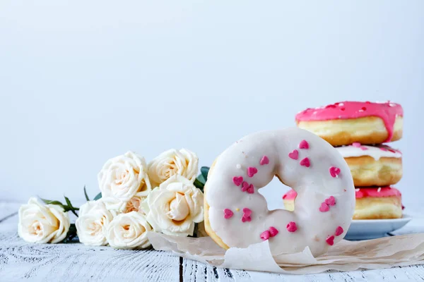 Прекрасный утренний сюрприз пончик, кофе и роза — стоковое фото