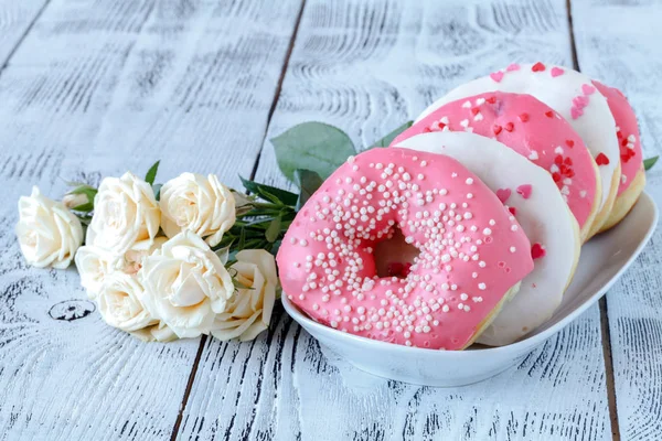 Desayuno de San Valentín con rosas blancas y rosquilla — Foto de Stock
