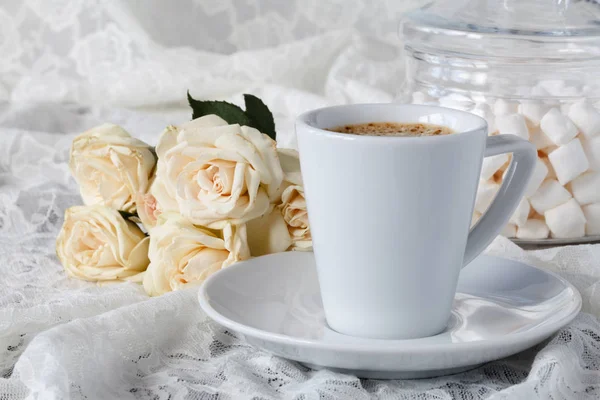 Чашка кофе и букет белых роз — стоковое фото