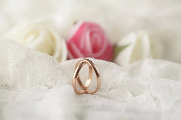 Paire d'anneaux de mariage avec des roses pour l'image de fond — Photo