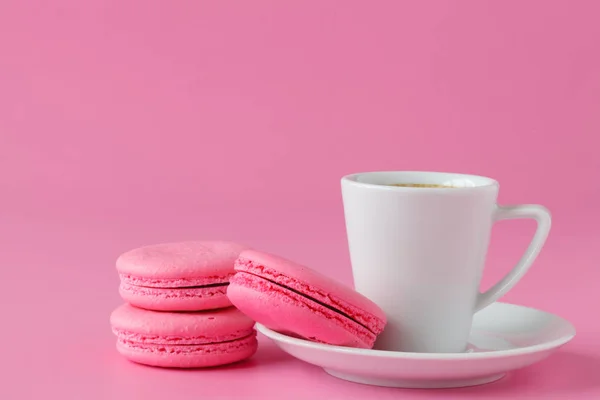 组的粉红色杏仁与咖啡杯 — 图库照片