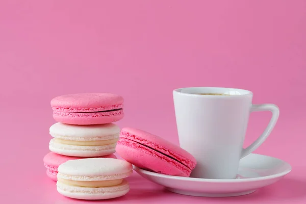 Set rosa Makronen mit Kaffeetasse — Stockfoto