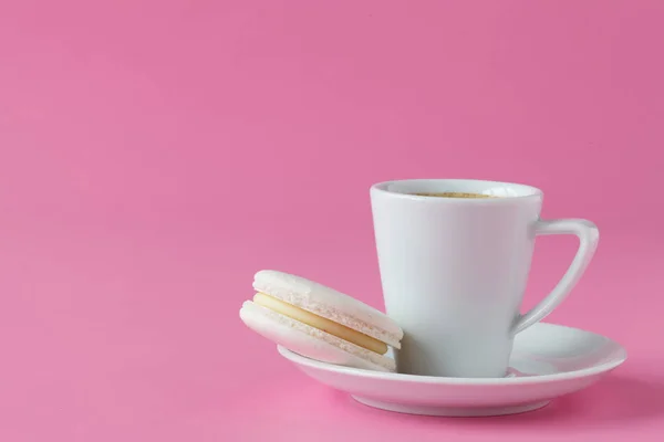 Macarrón blanco con taza de café — Foto de Stock