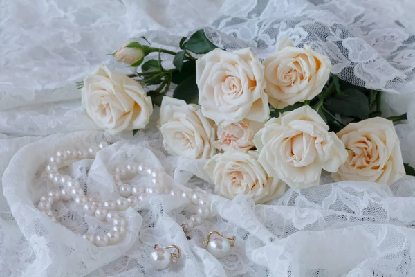 Fiori di rose fresche con perle — Foto Stock