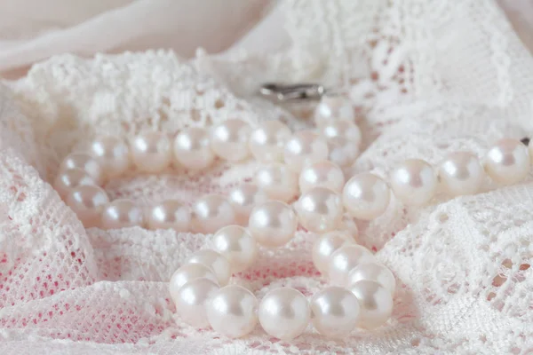 Collana di perle bianche sul tavolo da toilette. Focus selettivo . — Foto Stock