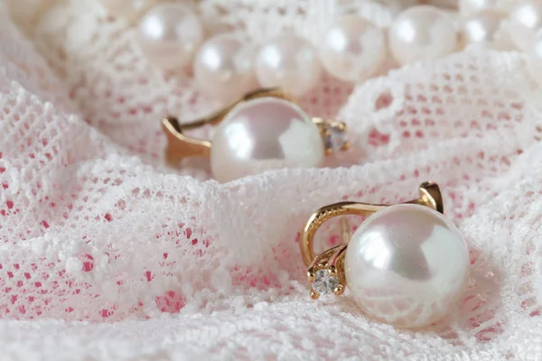 Sfondo in delicato tessuto di pizzo bianco e perle — Foto Stock