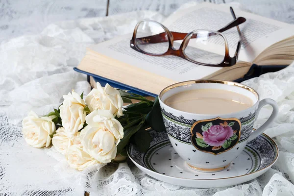 Kopp te med anteckningsbok och glasögon på träbord — Stockfoto