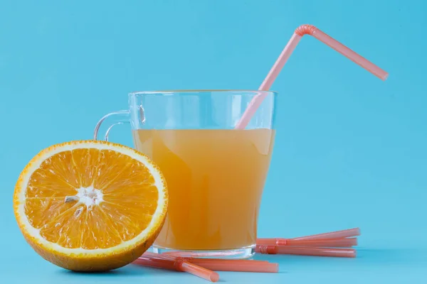 Glas Orangensaft und frische Orangen — Stockfoto