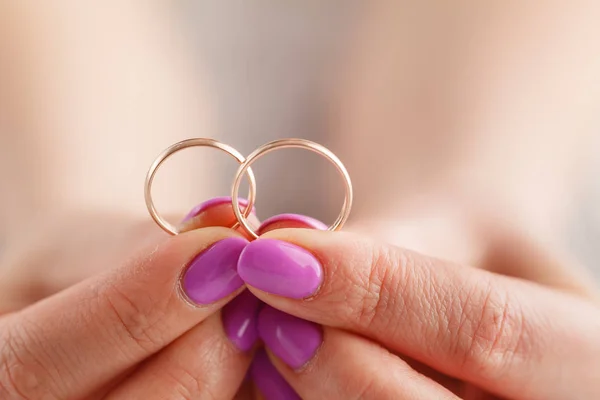 Two hands holding two gold rings wedding — Stock Photo, Image