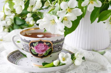 Ahşap arka planda çay fincanı ile hayat