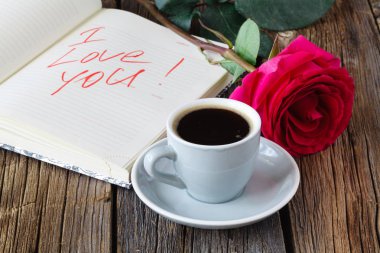 kitap güzel güller ve kahve ahşap masa üzerinde kapat