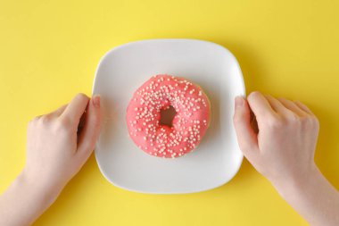 Sarı masada lezzetli çörek ile plaka, Görünümü Kapat