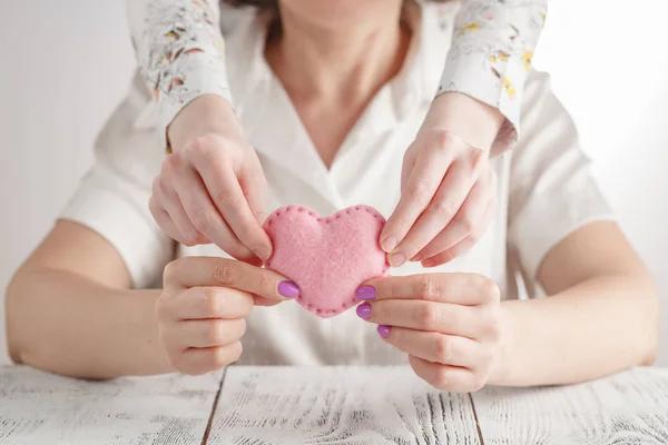 Happy mother's day! Child daughter congratulates mom and gives her heart — Stock Photo, Image