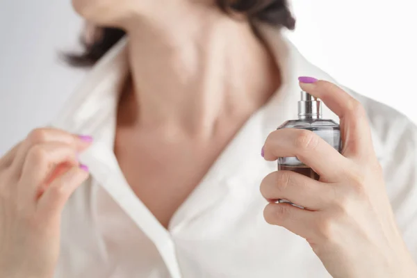 Parfümspray in der Hand — Stockfoto
