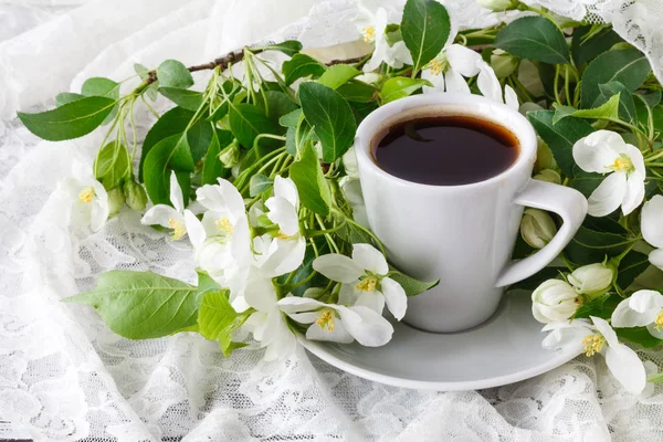 Kubek gorącej kawy smaczne w ustawieniu floral bardzo wiosna. Pełny kolor różowy biały i bardzo ładna. Romantyczny wystrój elementów — Zdjęcie stockowe
