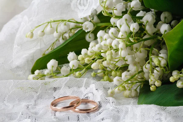 Flores de primavera y seda — Foto de Stock