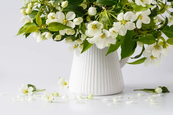 광택 테이블에 꽃이 만발한 애플 분기의 꽃다발. 에 하얀 꽃 — 스톡 사진