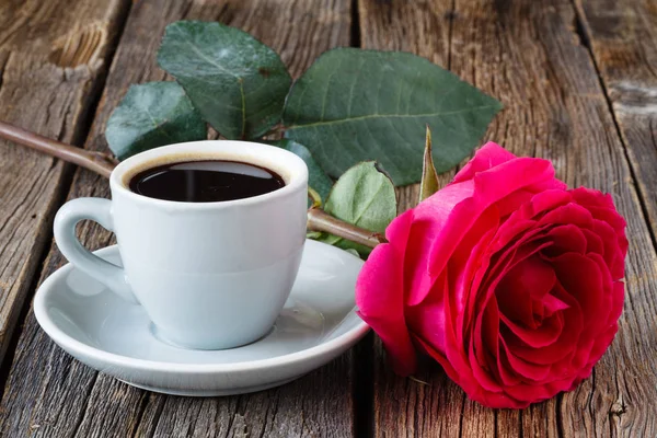 Káva s červenou růží — Stock fotografie