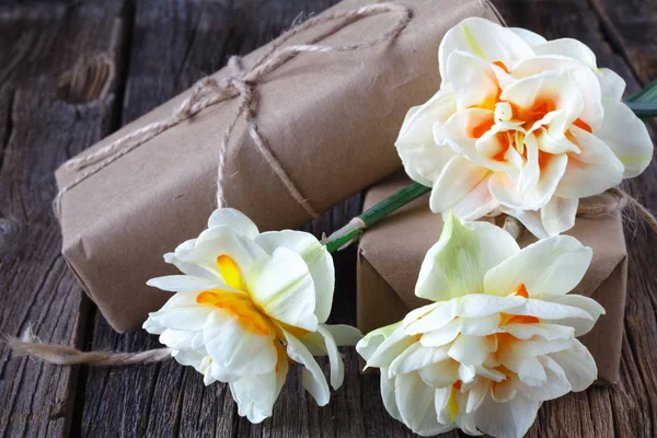 Flores de narciso blanco sobre fondo de mesa de madera vieja —  Fotos de Stock