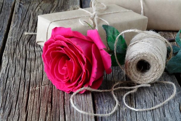 Una hermosa rosa acostada en la caja de regalo — Foto de Stock