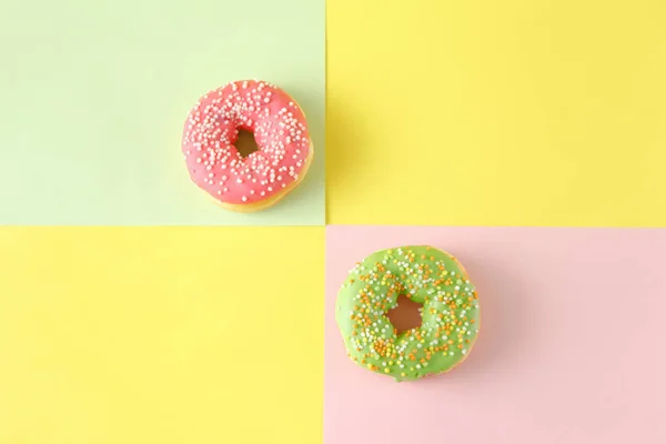 Donuts with icing on colorblock background. Sweet donuts. — Stock Photo, Image