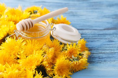 Kavanozda karahindiba balı ve taze çiçekler