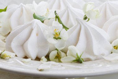 Meringues çanak üzerinde