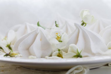 Natürmort vintage tarzı beze öper ve paslı ahşap masa üstünde kiraz çiçekleri ile