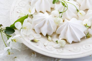 Çay Kupası, Zephyr'i ve elma çiçekleri ile romantik kompozisyon