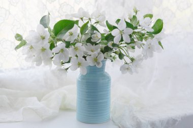 elma çiçeği vazo içinde