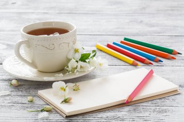 Bahar zaman kiraz çiçeği ve rustik masanın üzerine Not