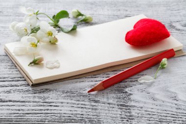 Ahşap arka plan üzerinde Apple blossom ve kalp şekli.