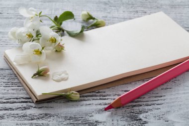 Bahar zaman kiraz çiçeği ve rustik masanın üzerine Not