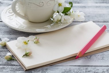 Bahar zaman kiraz çiçeği ve rustik masanın üzerine Not