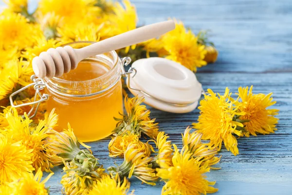 Löwenzahnhonig im Glas und frische Blumen — Stockfoto