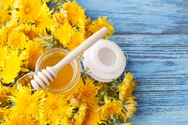 Kavanozda karahindiba balı ve taze çiçekler