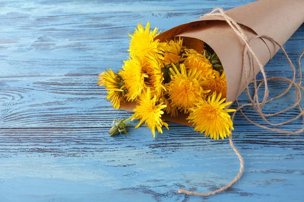 Ahşap bir zemin üzerine sarı dandelions buket. — Stok fotoğraf