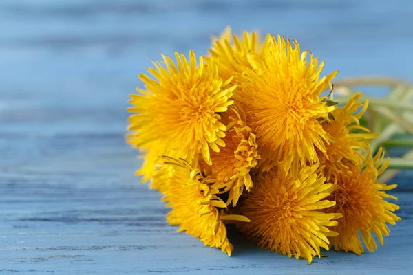 Bouquet de pissenlits sur table en bois — Photo