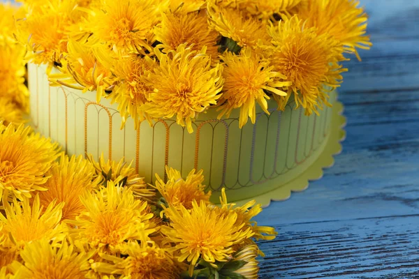 Caja llena de flores amarillas — Foto de Stock