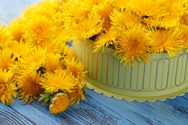 Caja llena de flores amarillas — Foto de Stock